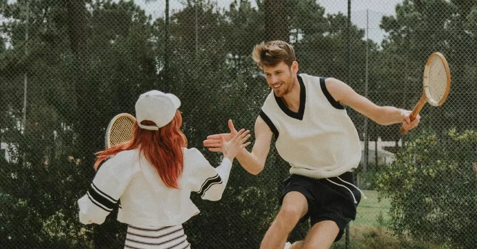 играют в теннис